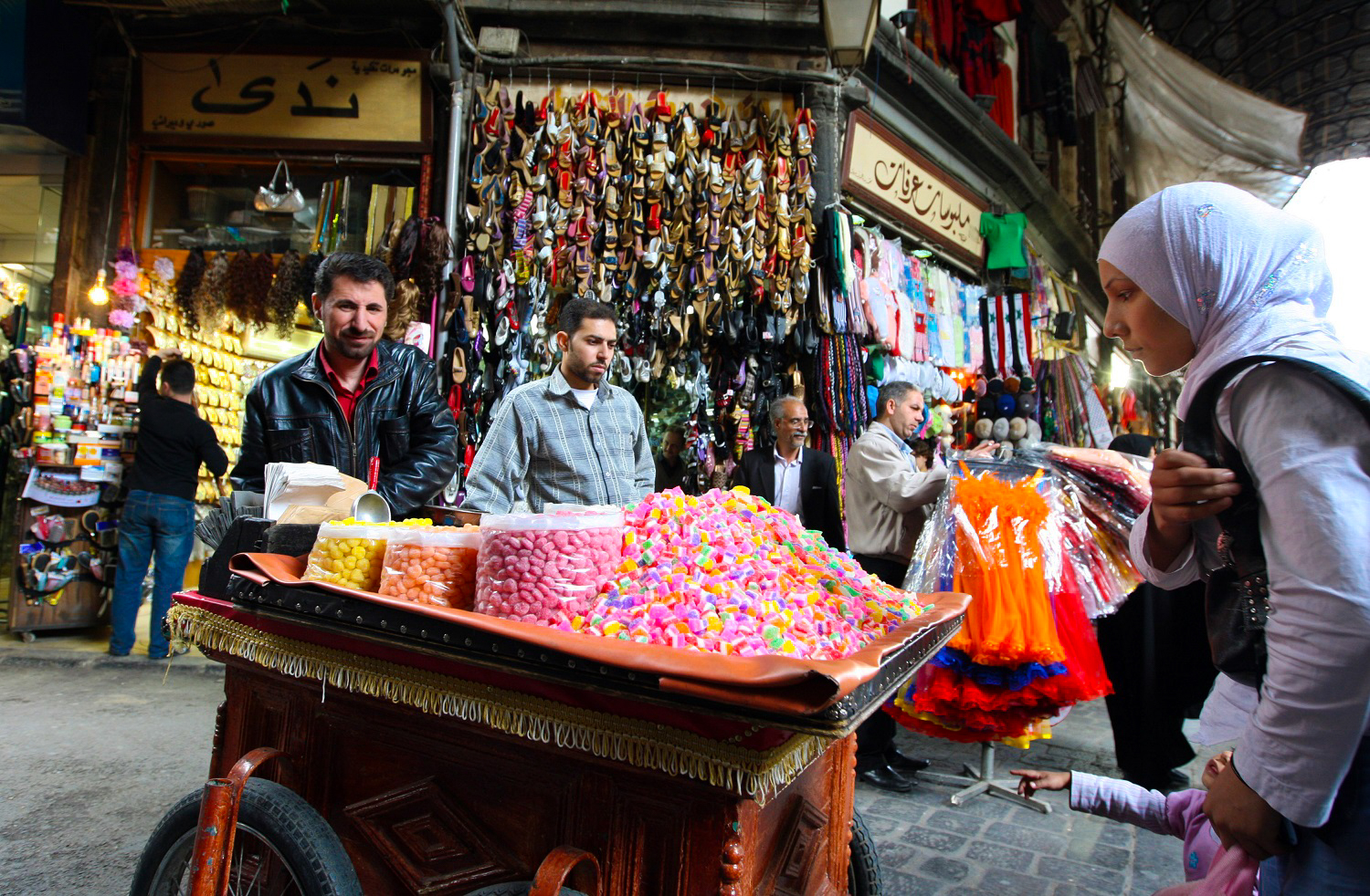 ซีเรีย : รถเข็นขายขนมหวานและลูกกวาดในตลาดกรุงดามัสกัส ประเทศซีเรีย (AFP PHOTO/LOUAI BESHARA)