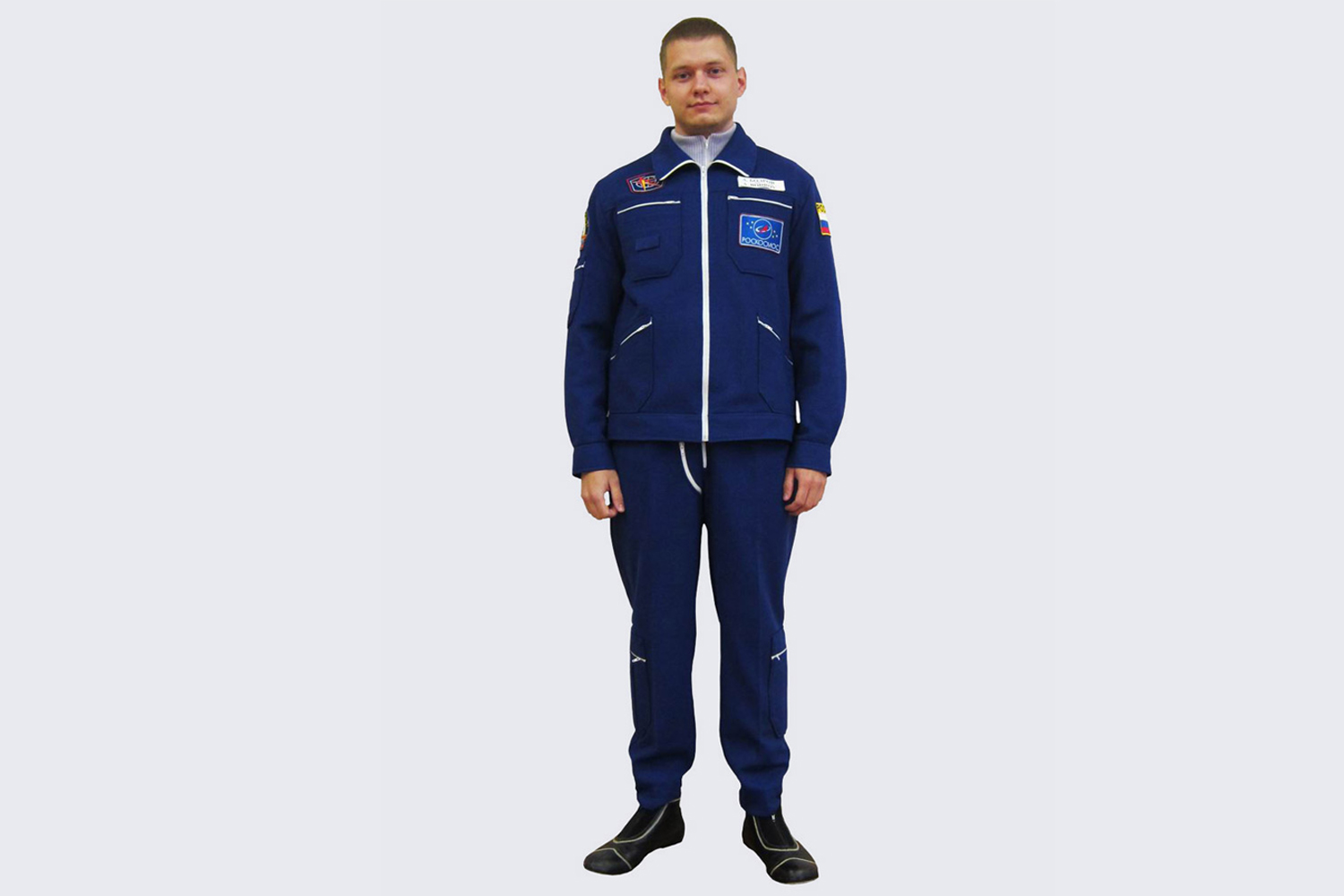 PK-14 คือ Flight suit คอลเลคชั่นล่าสุดจาก NPO SVEZDA ที่เน้นเรื่องความปลอดภัยมากขึ้น ในขณะเดียวกันก็ยังไม่ทิ้งความสบาย โดยเสื้อด้านในเป็นผ้าถัก รองรับอุณภูมิระดับ 18ºC