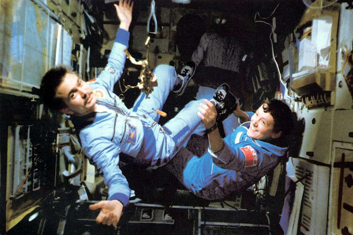ชุดเพนกวินรุ่นปรับปรุง บนสถานีอวกาศซัลยูต 7 (Salyat-7) ในปี 1982 (Photo : http://www.spacefacts.de)