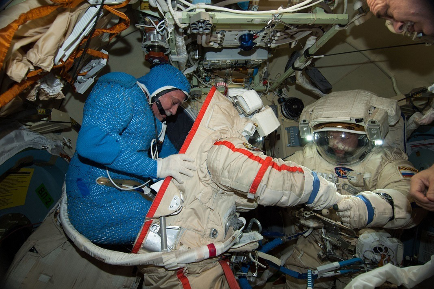 ชุด Water Cooling ใช้สวมก่อนใส่ชุด Orlan EVA Space (Photo :https://www.quora.com/How-does-one-don-enter-an-Orlan-space-suit)