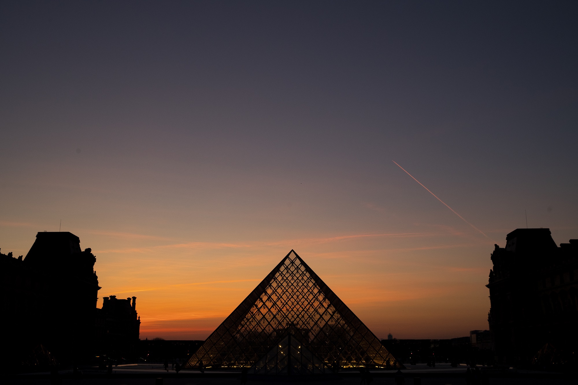 Louvre pyramid 