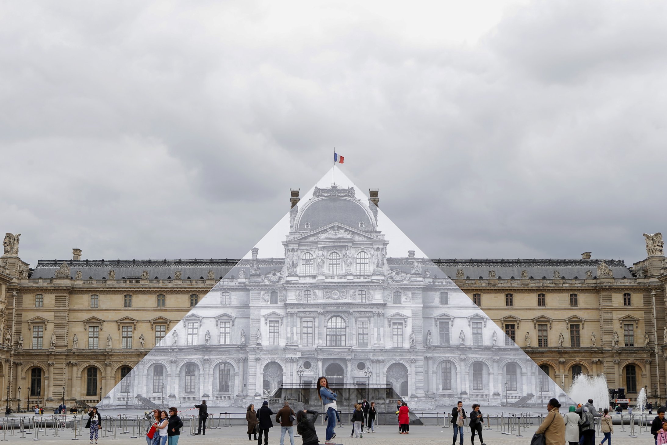 Louvre pyramid 