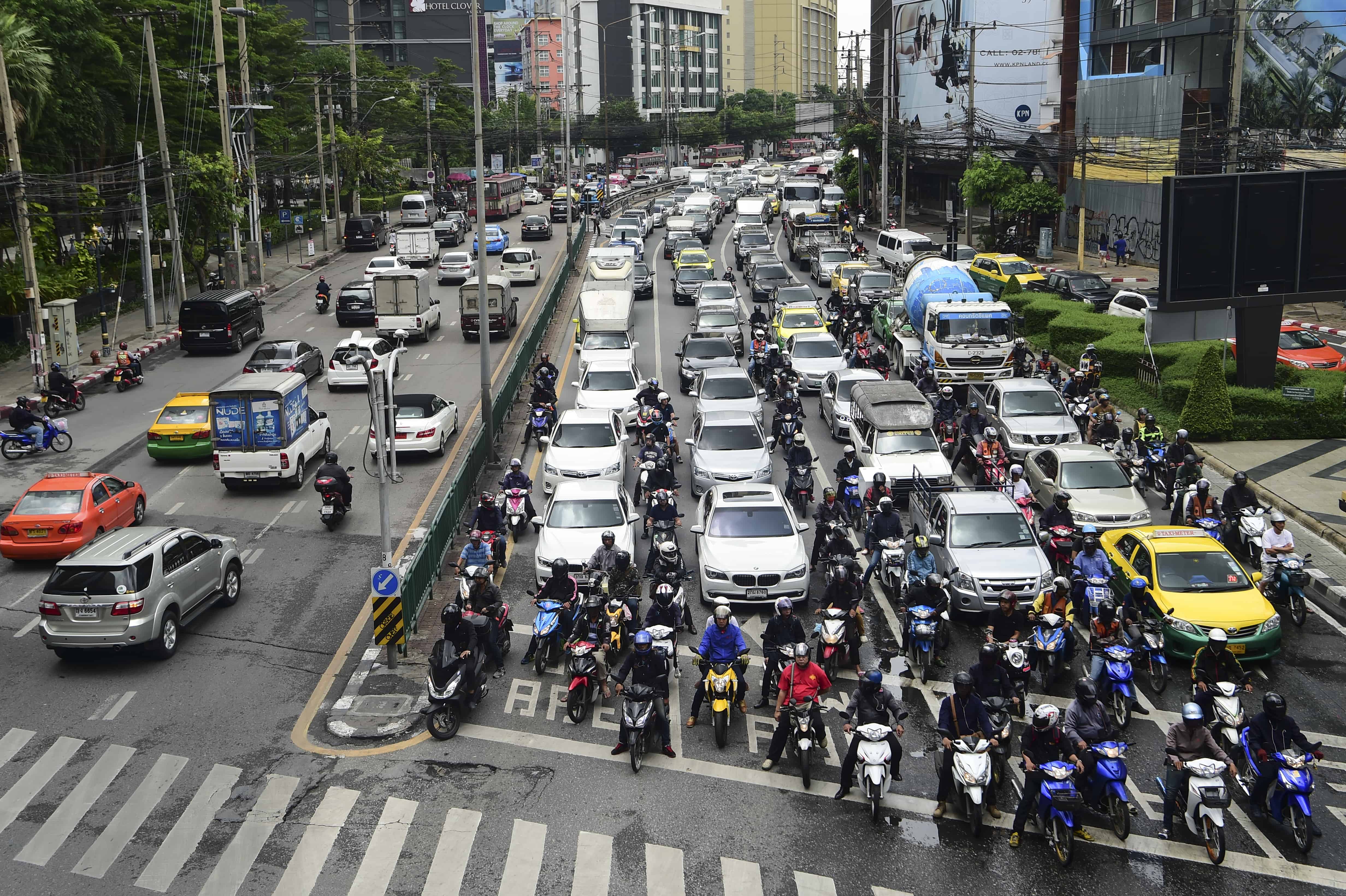Трафик на дорогах. Дорожное движение в Тайланде. Движение машин в Тайланде. Пробки в Тайланде. Пробки в Бангкоке.